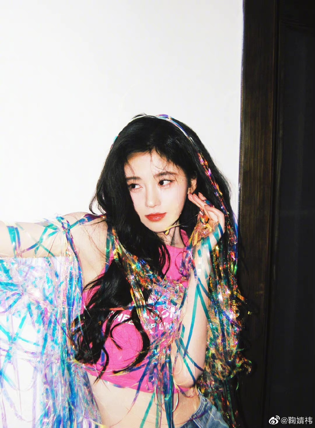鞠婧祎|鞠婧祎新歌花絮写真,认真玩彩带,发量太令人羡慕了