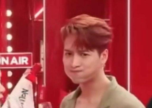 流浪地球2|王嘉尔喝香槟一口闷秒变小仓鼠，表情实在是太可爱了