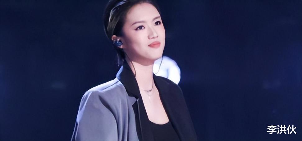 中国好声音|《好声音》冠军梁玉莹衣锦还乡，村民举办欢迎仪式，父亲一脸骄傲