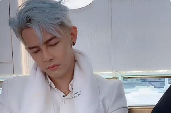 明星|工作时睡着的5位明星：沈腾在《王牌》小眯，郑恺脱鞋直播睡觉