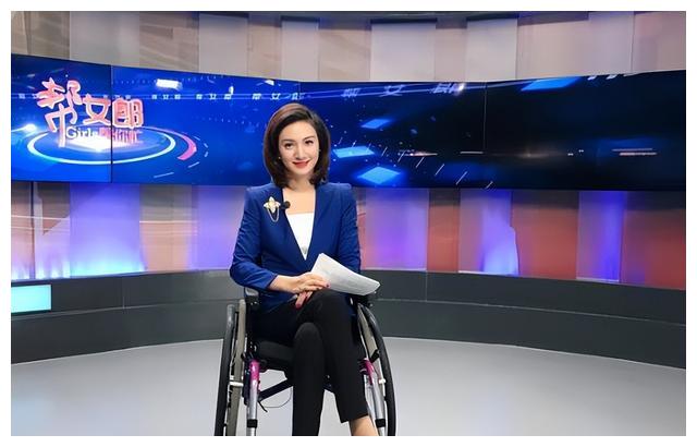 01年湖南女主持摔成高位截瘫, 单手敲键盘考上硕士, 今坐轮椅播新闻