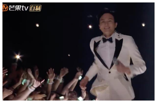 袁咏仪|张智霖袁咏仪时隔7年再拍婚纱照,靓靓戴鸽子蛋大钻戒呈现望夫眼