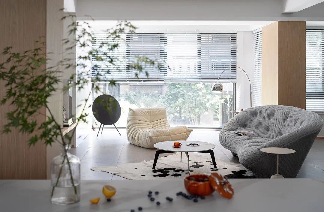 学起来!她家靠留白的极简风,撑起了整个家的通透和精致!