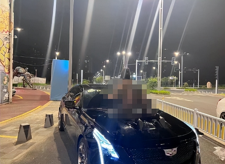 车友会路边上演2男2女？25岁黑丝女生地上爬行：挣钱嘛，不寒颤！