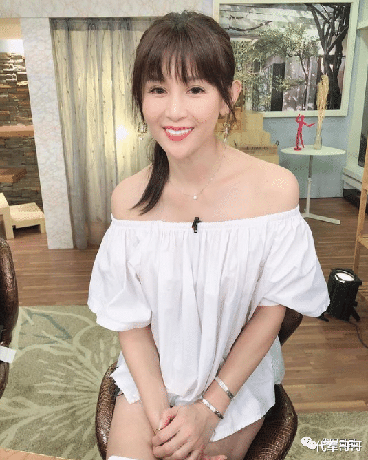 闪婚|她27岁闪婚后惨遭家暴，离婚后独自抚养女儿，如今49岁却美艳迷人