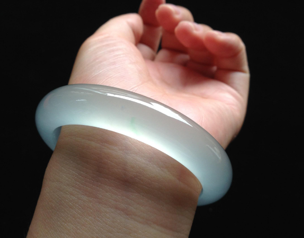 翡翠手镯|一只翡翠手镯，可以陪伴你的一生，一定要好好珍惜