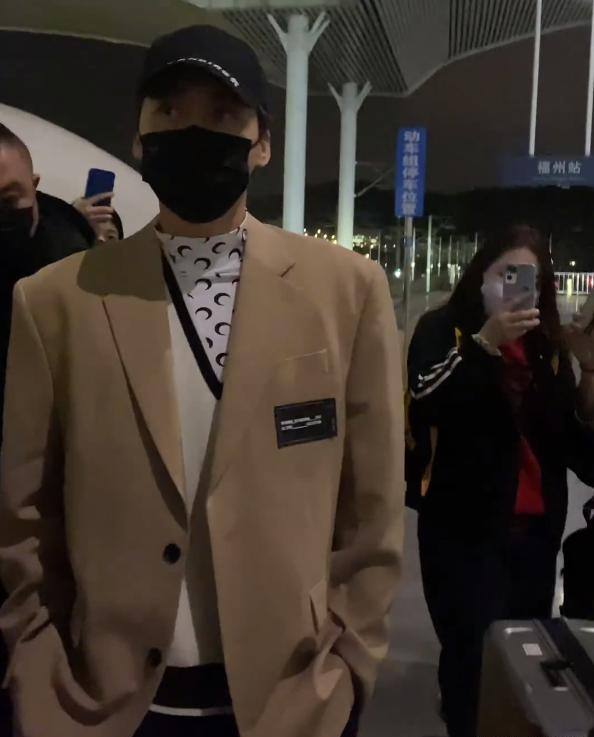 马思纯|李易峰现身福州，生图依然能打，但神情略显落寞