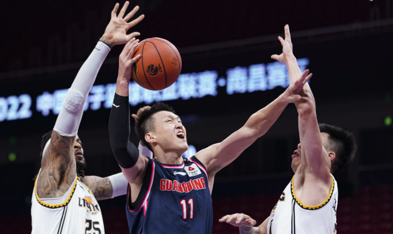 周鹏|2-0夺赛点！赛后郭艾伦吐槽，杨鸣赵继伟暖心：祝周鹏早日康复