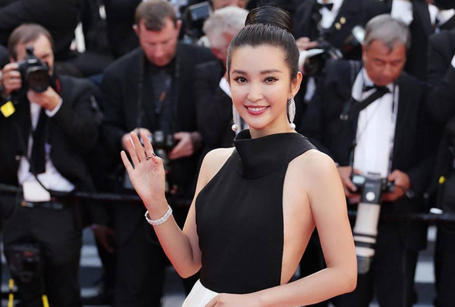 陈坤|当着记者面，她搂住了陈坤还亲了一口，网友惊愕：这是要官宣吗？