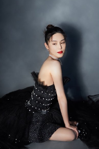 Angelababy|杨颖抠图走红毯遭网友怒谯带坏风气,费加罗风尚盛典红毯着装点评