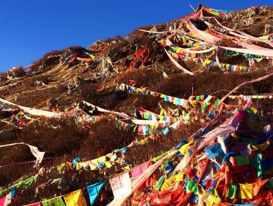 |川西色达高原风貌秀丽，拥有最大的藏传佛教学院，用信仰影响你