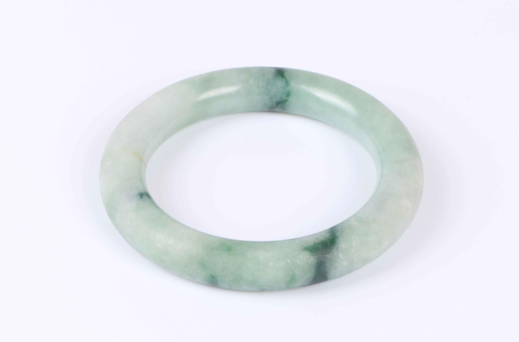 翡翠手镯|一只翡翠手镯，可以陪伴你的一生，一定要好好珍惜