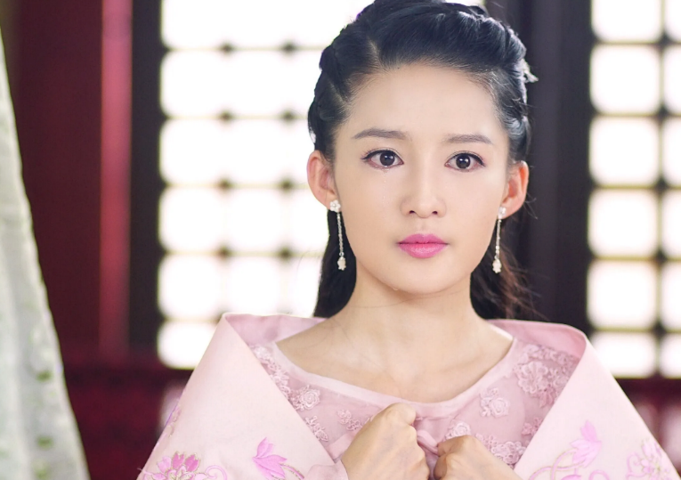 李沁|李沁美颜变丑,网友直呼给她原相机,亲妈也不认识你