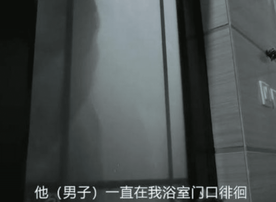 女子在女宾室洗澡,陌生男子闯入,女子:来回进出5次!