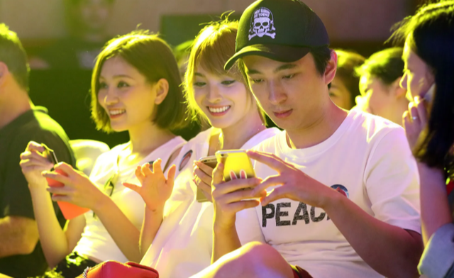 王思聪|王思聪独自与5个女生吃饭，堪比后宫选妃