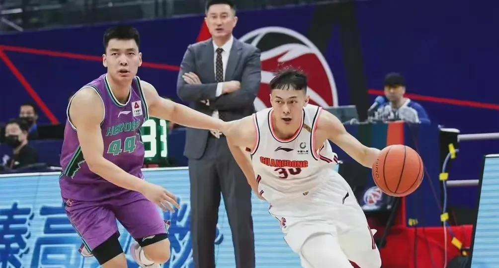 广东男篮|CBA广东队第一个续签1米87强将，新赛季杜峰重点培养