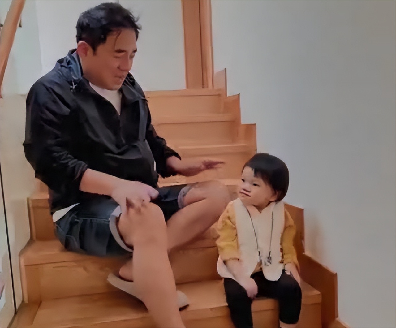 吕方|58岁吕方陪女儿坐楼梯玩耍,2岁囡囡精灵可爱,单眼皮神似爸爸