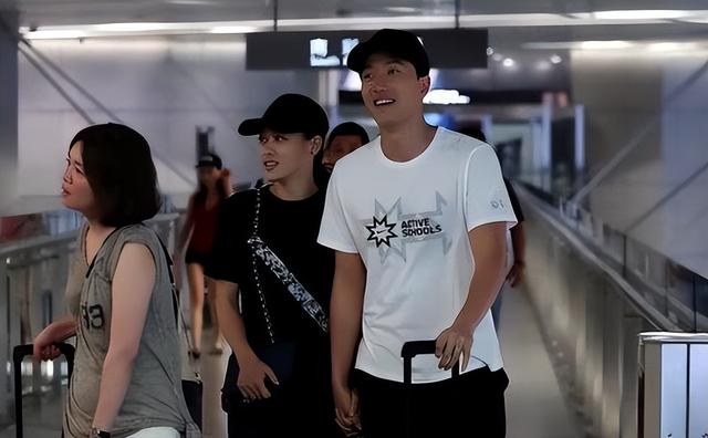 刘翔|刘翔与二婚妻子感情好!全程牵手满脸幸福,娇妻穿一身黑霸气十足