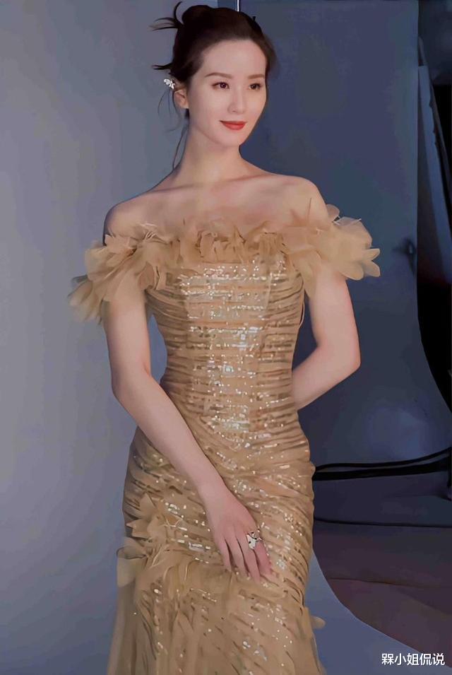 刘诗诗|刘诗诗不愧是85后的气质女王，穿鎏金裙冷艳高贵，一字肩像P过图