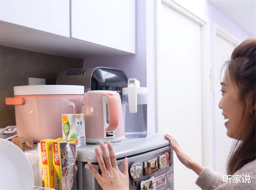 香港小夫妻住29㎡“纳米楼”:坐马桶上腿顶墙,两室一厅太逼仄