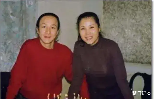 少女时代|著名歌星田震,定居澳洲,戴大金链、手提1米长的澳洲大龙虾,脸上笑开了花