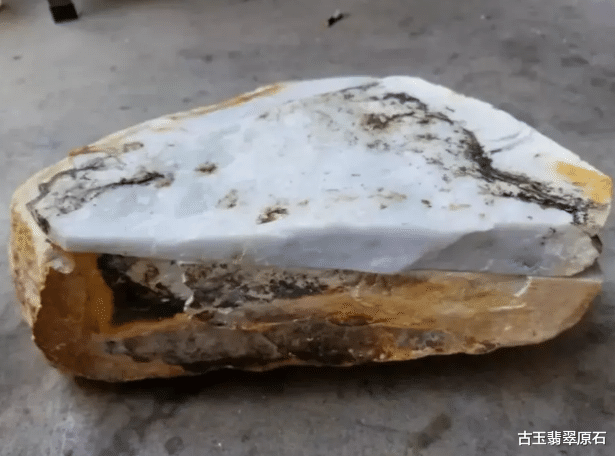 翡翠|角落里无人问津的翡翠原石，帅哥自信买下，谁知竟切出“罕见”冰紫！