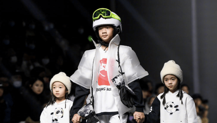 杨阳洋|杨威晒父子八年前后对比照，12岁杨阳洋身高赶上爸爸，阳光帅气