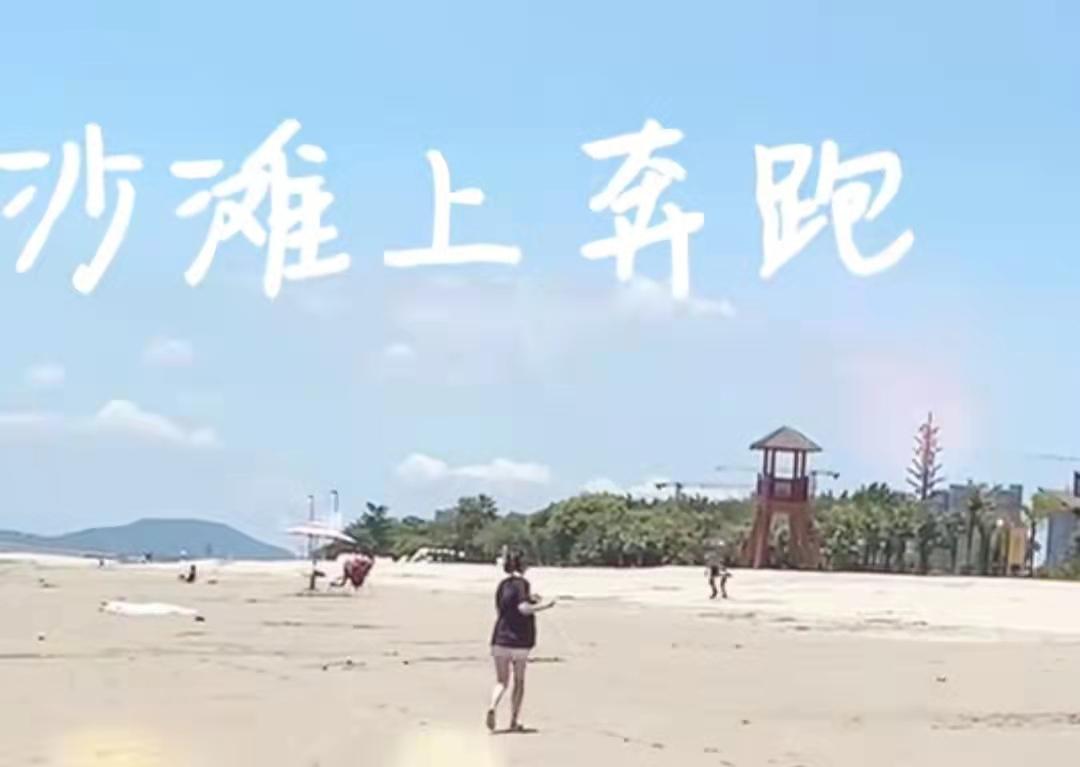 孙俪|邓超孙俪烈日下放风筝，穿情侣装肤色差明显，孙俪一路小跑好惬意