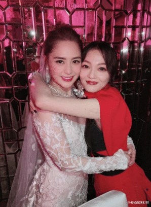 阿娇|阿娇为闺蜜张韶涵庆生，两人同为40岁却仍似少女，素颜嫩到发光
