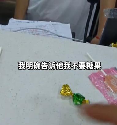 河南:超市购物找零用糖代替,女子:我镯子都拍碎了才肯解决