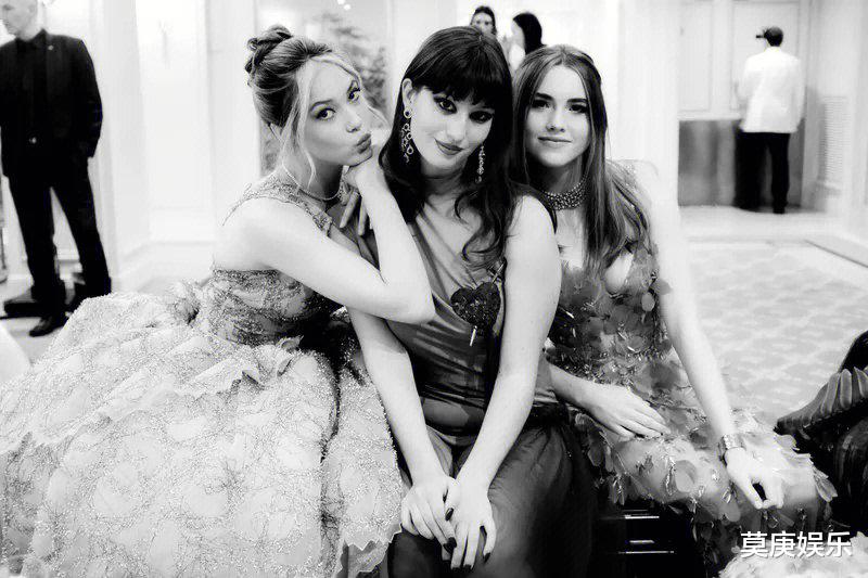 谷爱凌|谷爱凌巴黎舞会内部照曝光，深V装嘟嘴妖娆，趴在地上翘双脚卖萌