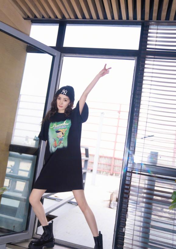 杨幂|杨幂张大大春游被偶遇,晒出美照,网友:《山村老尸》同款