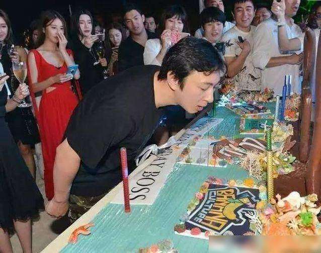 田馥甄|34岁王思聪深夜开心蹦迪！请全场喝酒出手阔绰，众美女争相围堵