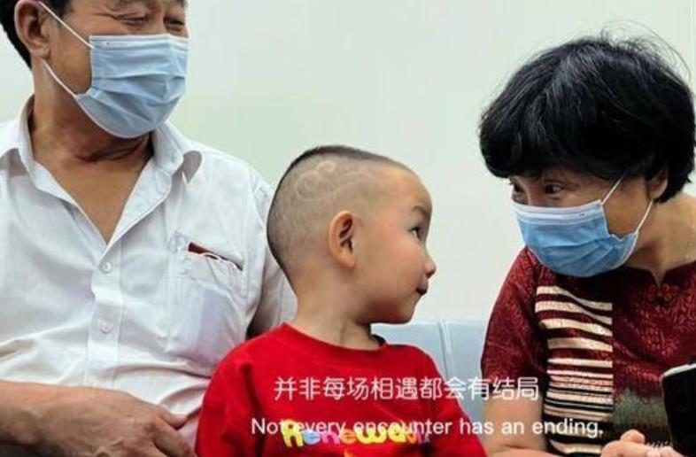 真悠闲!郭爸带楷楷去泳池游玩,杜新枝跟粉丝手捧姚策遗像讨说法