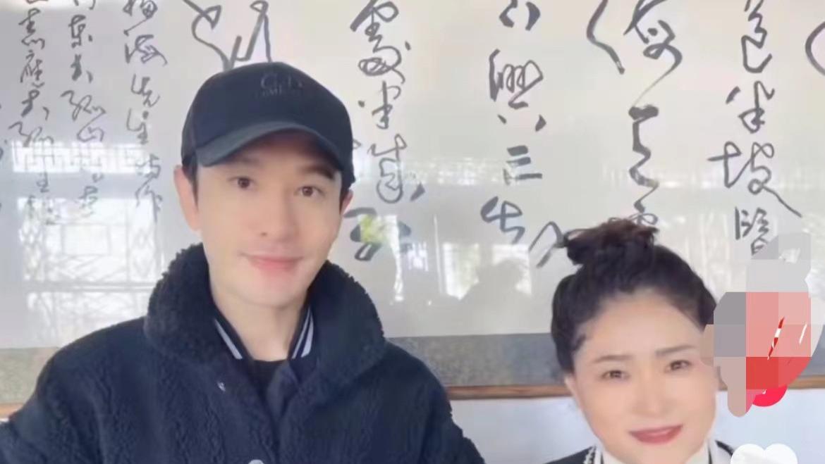 黄晓明|44岁黄晓明独自前往大孤山，打扮低调颜值回春，被疑将与杨颖复合