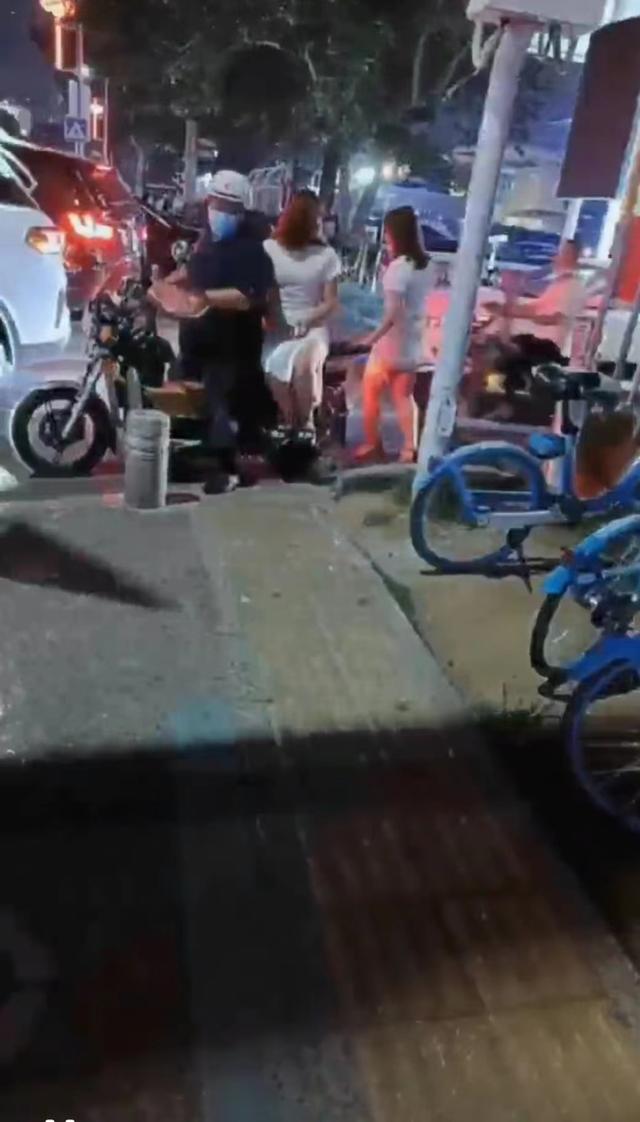 两女子上大爷的摩托车,却不上小伙的车,小伙大喊:我哪里比他差