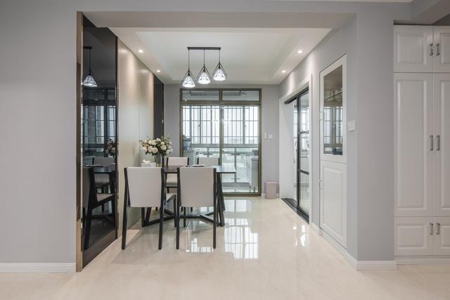 老婆花20万装修的新房,最喜欢主卧的大阳台,邻居提水果来请教!