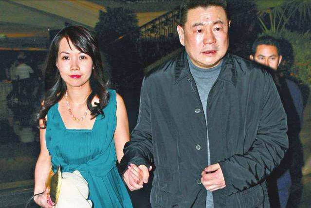 吕丽君|吕丽君:争宠输给甘比,获得20亿分手费,街头冒雨跑步活出自我