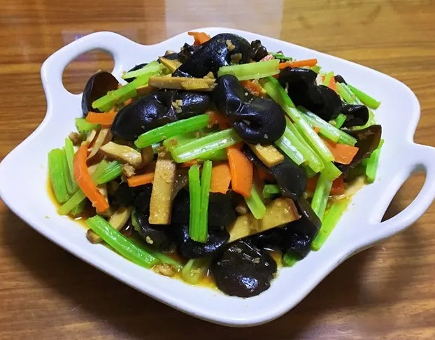 干眼症|多家医院联合呼吁:芹菜和2物同食,堪称“散结王”,敞开吃,结节或消失无踪