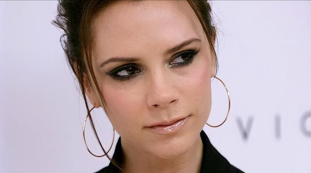 维多利亚|贝克汉姆晒父女合影，小七一头金发长到腰部，父女同框显温馨