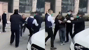 湖北武汉,一男子因没戴口罩硬闯医院,被多名保安围殴