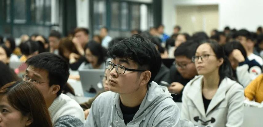 大学生兴起“私下交易”,过来人坦言:不要因一时快乐,自毁前程