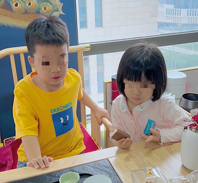 毕畅|“王小蒙”毕畅开豪车接娃放学!一个手镯超8万元,儿子五官像爸