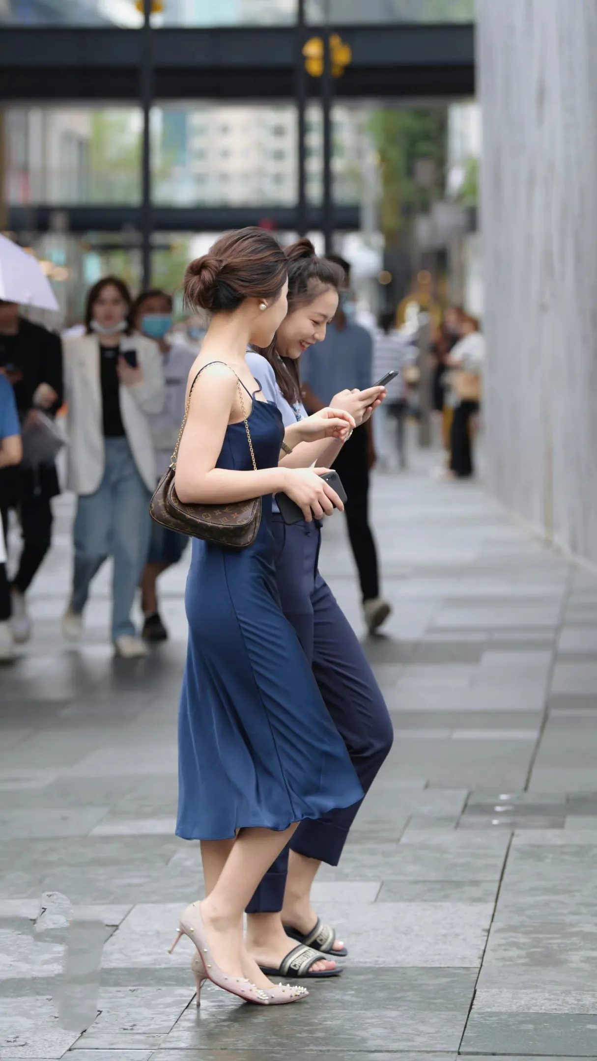 走在夏天的街头,刻意放慢了脚步