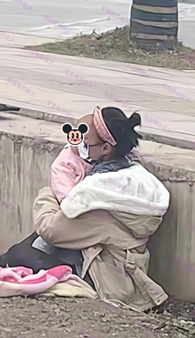 女子把积蓄转给陌生男子,夫妻闹矛盾,抱着孩子坐在路边晒太阳