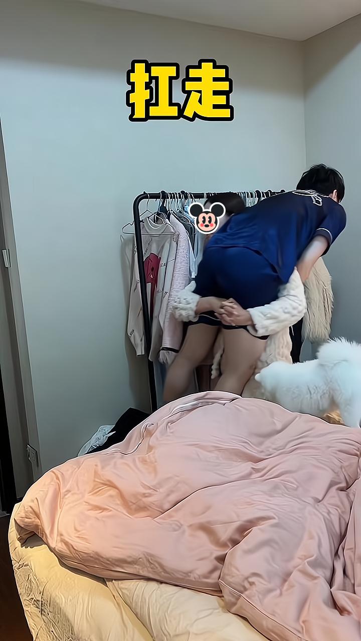 丈夫工作回来不洗澡就躺在床上休息,妻子劝说无果,把他扛出卧室