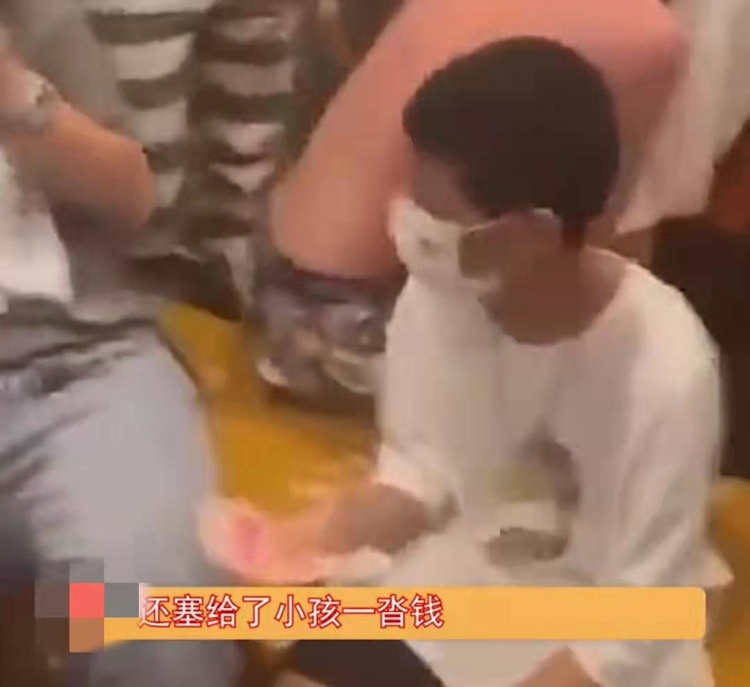 知名歌手演出中狂撒钱!瞬间撒光10万现金,演出结束后借钱打车回家
