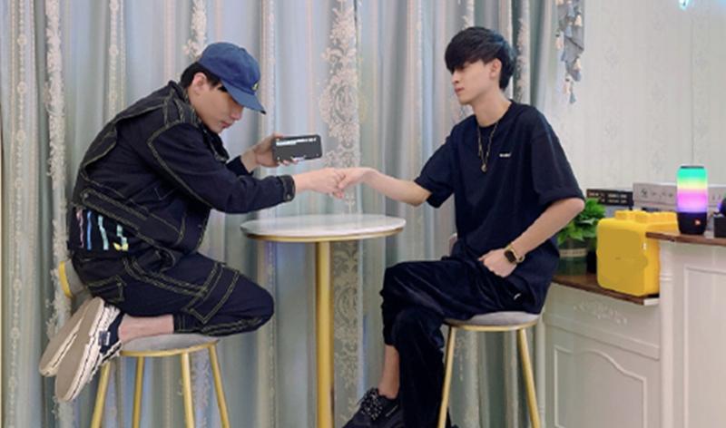 何九华|德云社秦霄贤直播,用小奶音与母亲聊天,而何九华待遇就不一样了