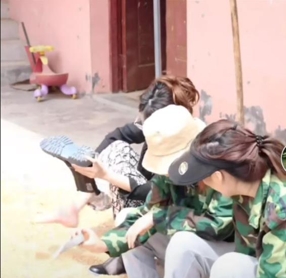 三轮车|熊磊直播人气惨淡发全家福，郭威开三轮车，田静有钱还回村干农活