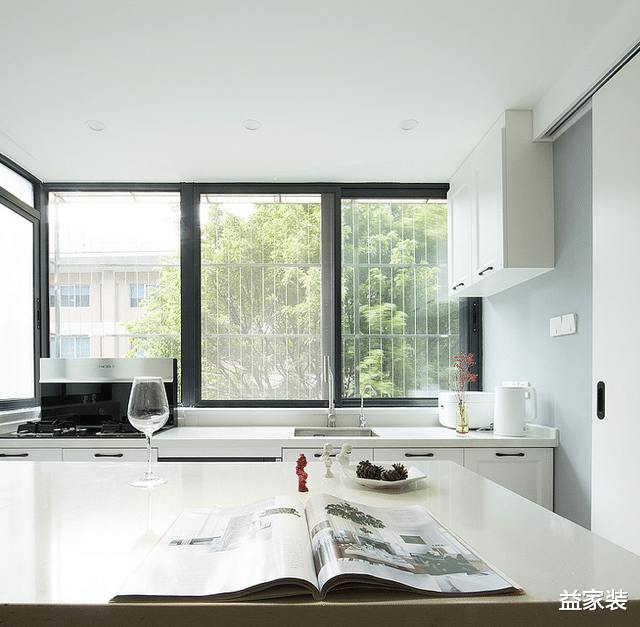 客厅没有电视没有背景墙,却非常的大气,这个装修太有远见了!